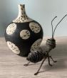 vase grès, fond noir et fourmis. Pièce unique
Prix : 85€
Toutes les fourmis sont peintes à main levée