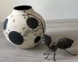 Petit vase en grès
Pièce unique
Prix : 78€

Toutes les fourmis sont peintes à main levée